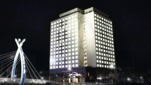 A modern hotel with a grid of windows and a prominent entrance. - Am Hotel (Pyeongchang)