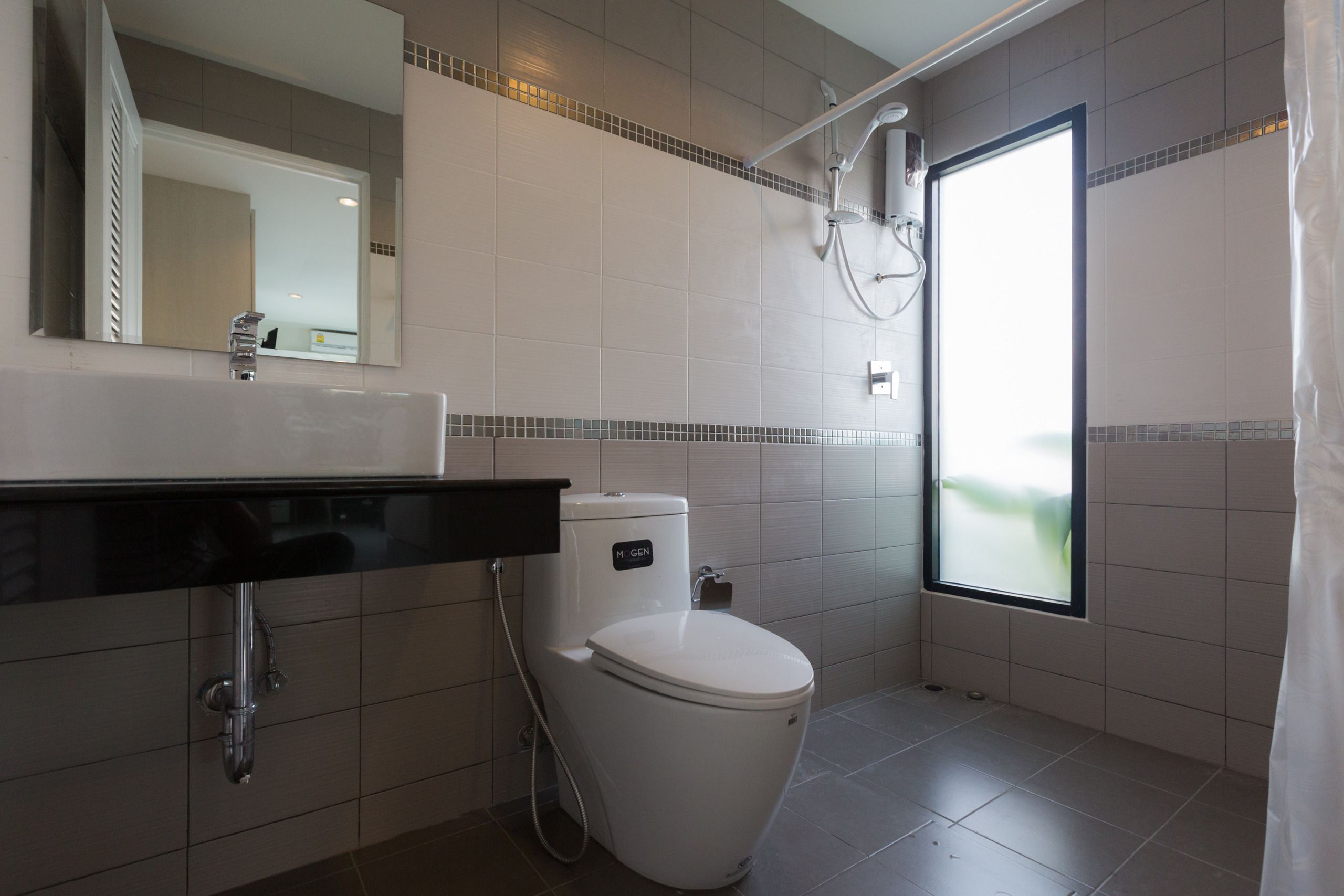 standard double room | bathroom | shower, free toiletries, towels