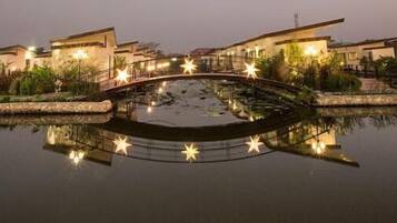 Een brug over kalm water, met gebouwen aan beide oevers.