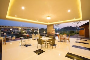 Breakfast, lunch and dinner served - Bua Tara Resort (Pattaya)