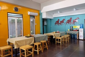 Daily continental breakfast for a fee - Plearn Hostel (Chiang Mai)