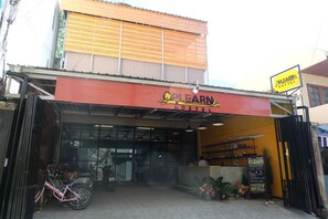 Property entrance - Plearn Hostel (Chiang Mai)