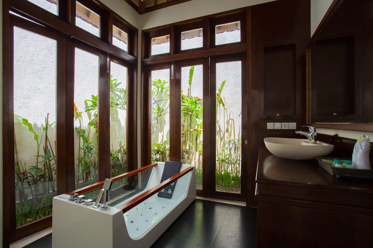 Villa, 3 chambres, vue piscine | Salle de bain | Baignoire et douche séparées, baignoire à jets, douche à « effet pluie »