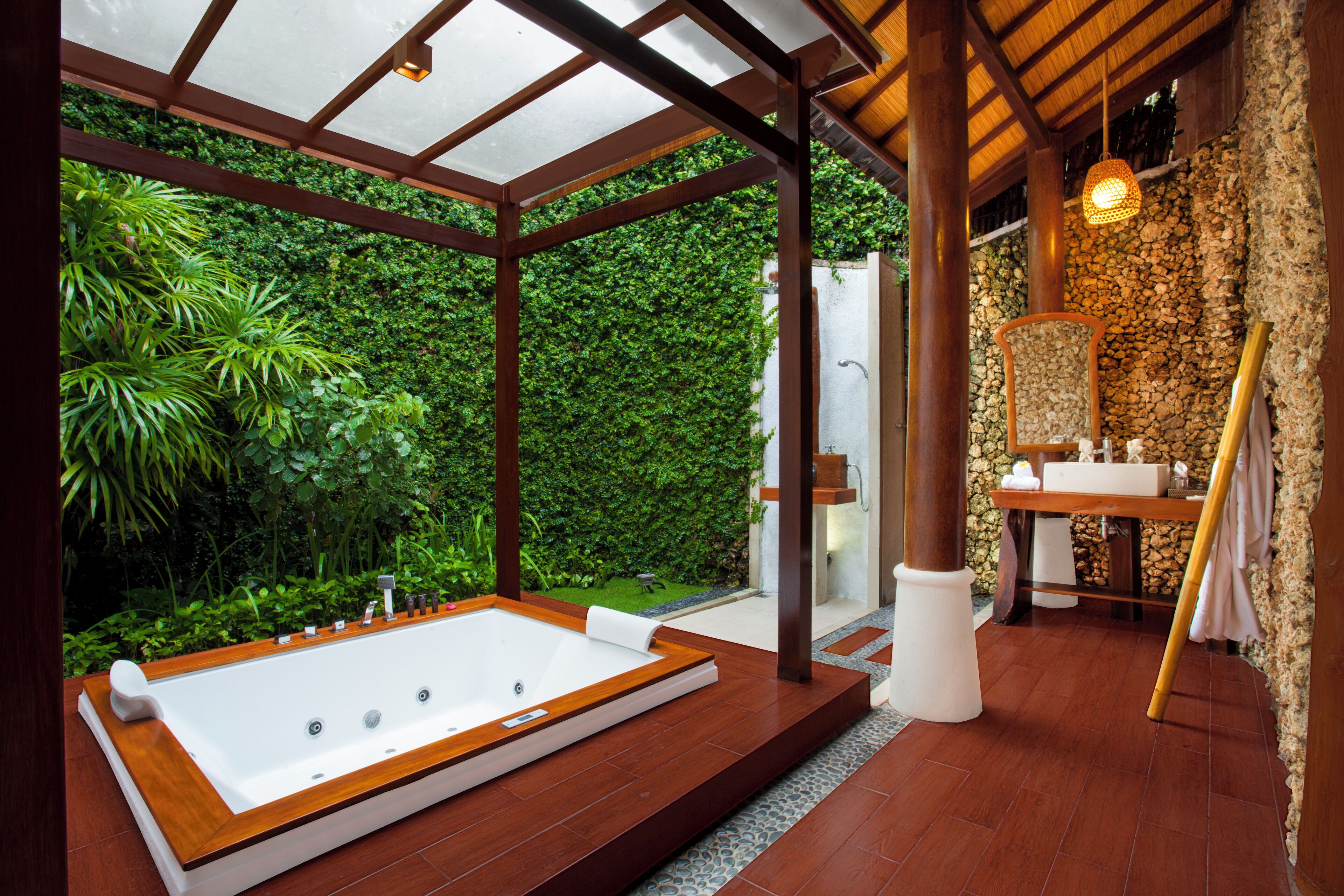 Ropa de cama de alta calidad, minibar, caja fuerte y escritorio