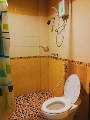 Shower, free toiletries, towels