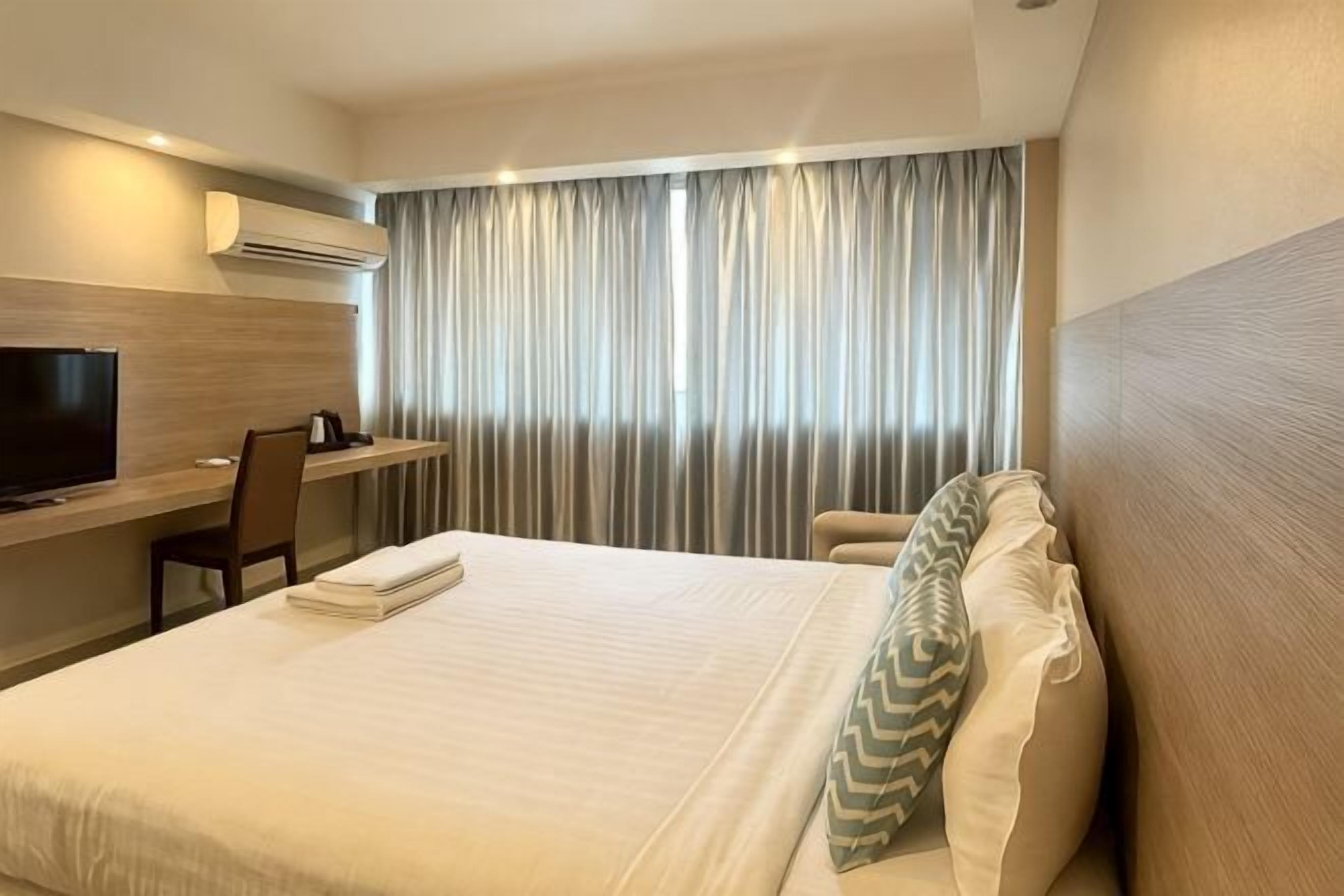 มิ  นิบาร์, ตู้นิรภัยในห้องพัก, โต๊ะทำงาน, Wi-Fi ฟรี