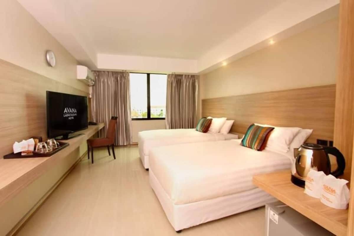 Premier Twin Room | Minibar, in-room safe, desk, free WiFi