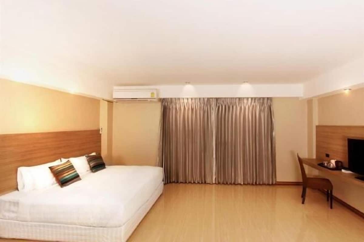 Minibar, in-room safe, desk, free WiFi