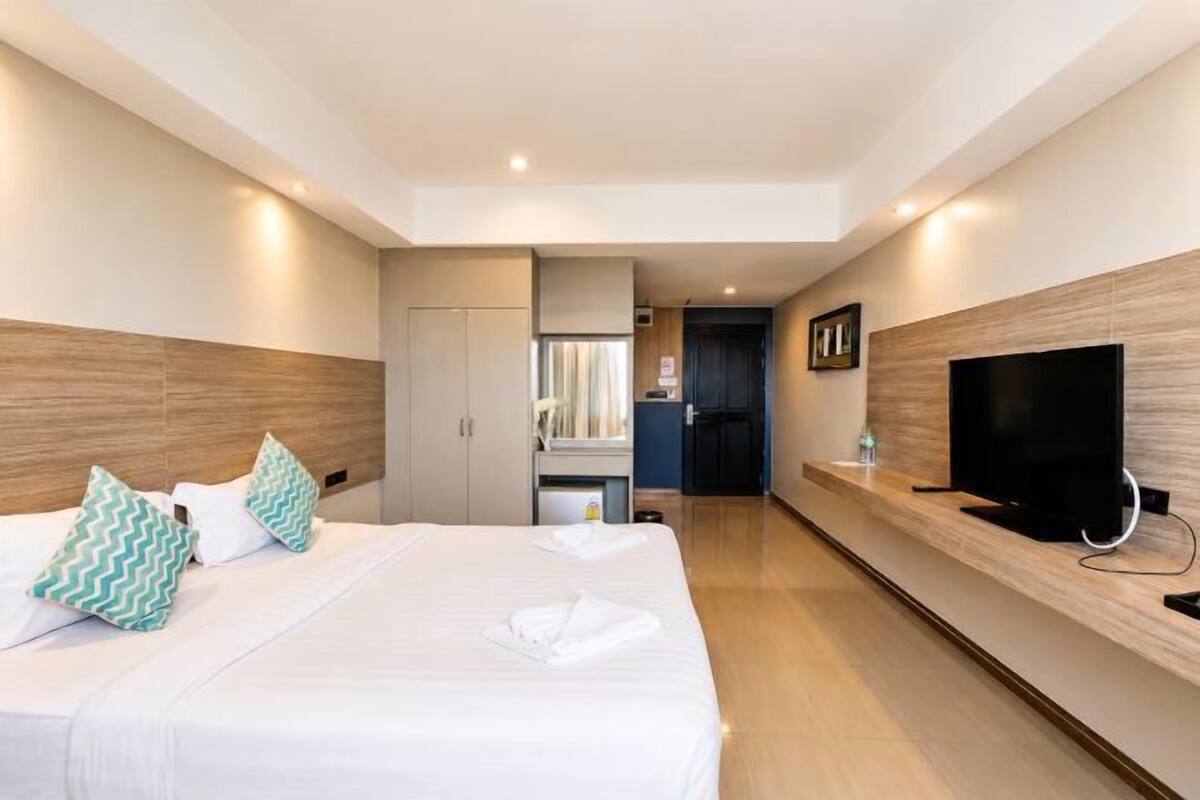 Minibar, in-room safe, desk, free WiFi