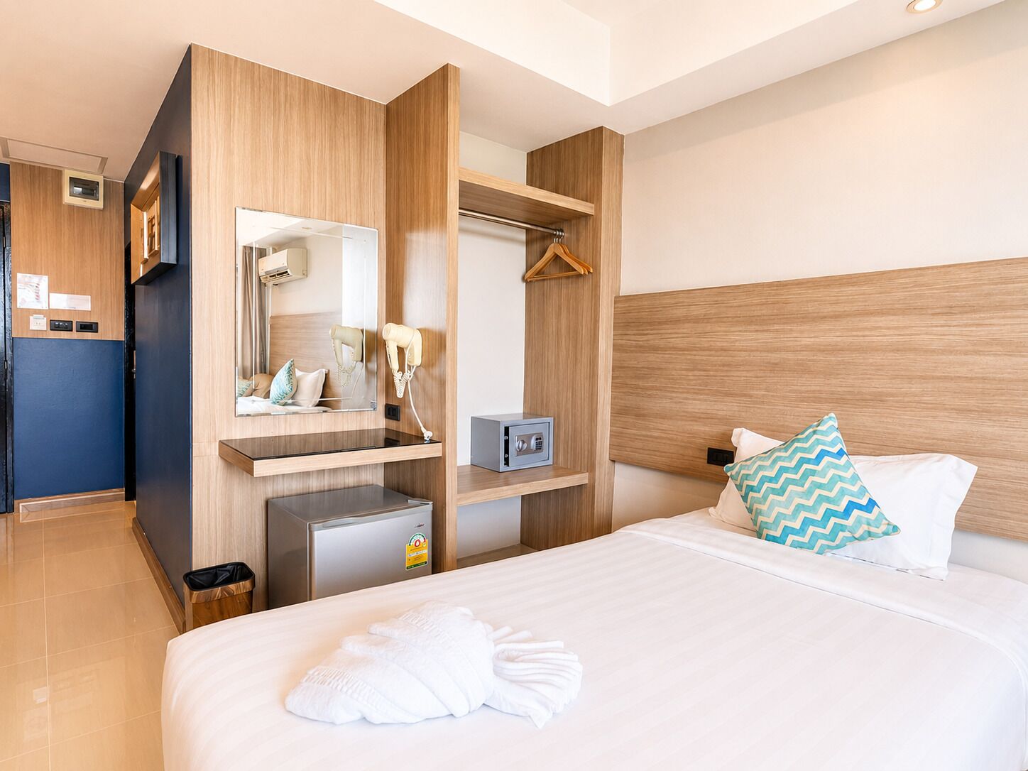 Minibar, in-room safe, desk, WiFi (free)