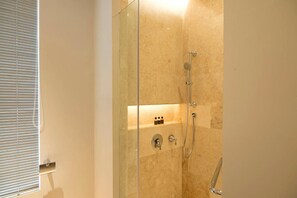 Douche, articles de toilette gratuits, peignoirs, chaussons
