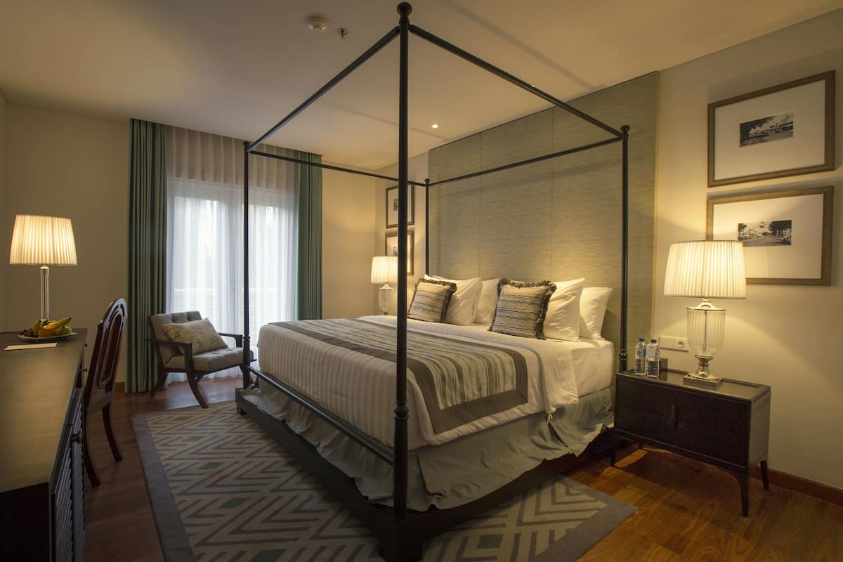 2 bedrooms, premium bedding, in-room safe, desk