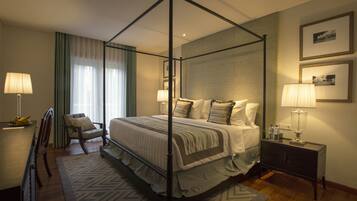 2 bedrooms, premium bedding, in-room safe, desk