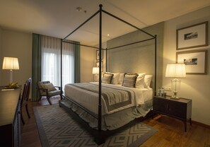 2 bedrooms, premium bedding, in-room safe, desk