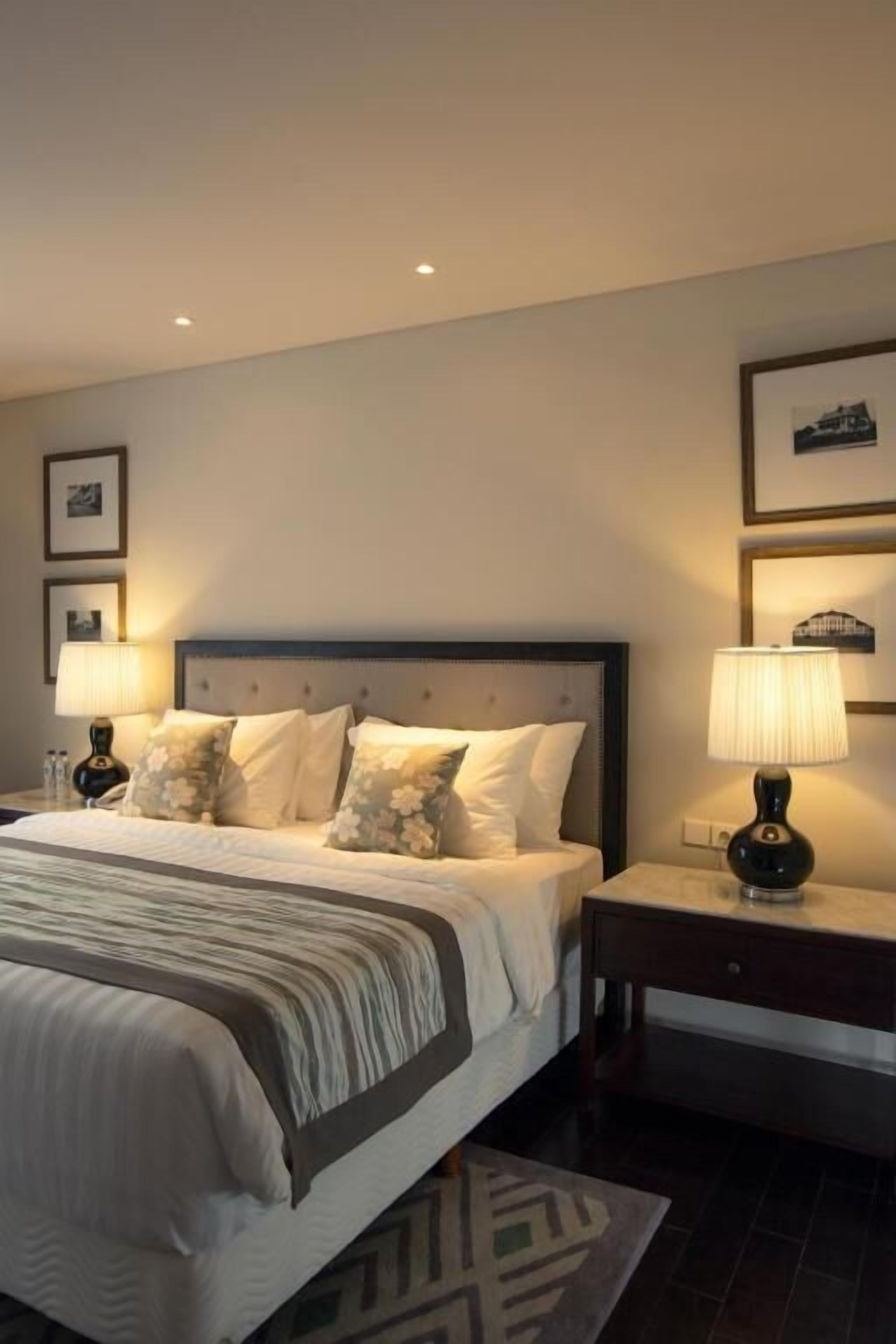 2 bedrooms, premium bedding, in-room safe, desk