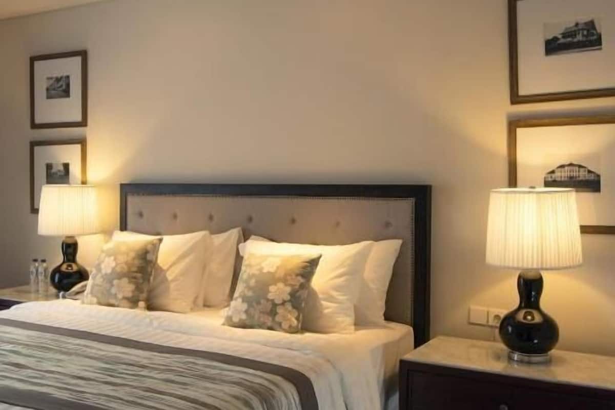 2 bedrooms, premium bedding, in-room safe, desk