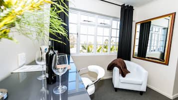 Suite ejecutiva | Ropa de cama de alta calidad y minibar
