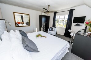Premium bedding, minibar, in-room safe, desk - Le Petit Chateau (Cape Town)