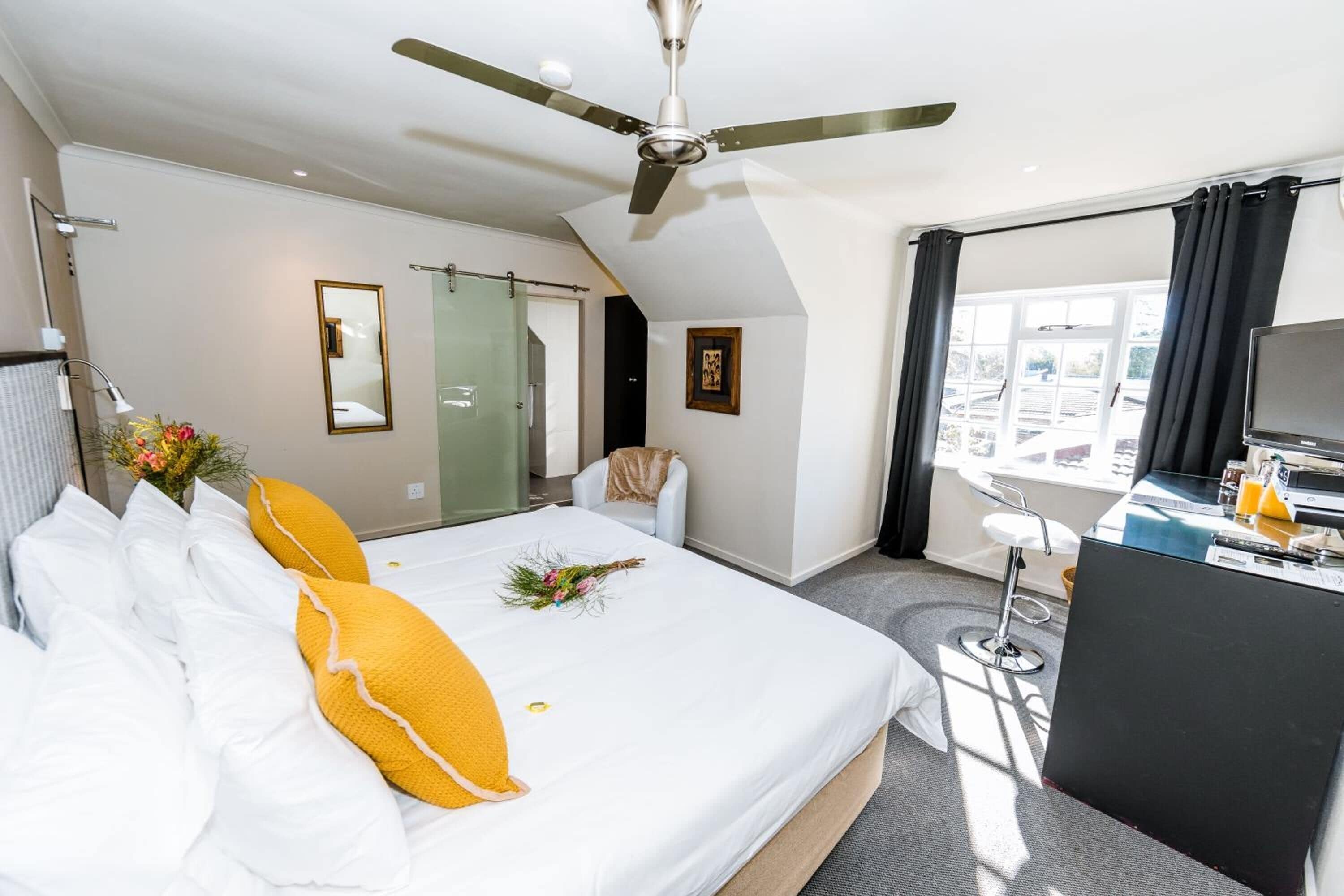 高档床上用品、迷你吧、客房内保险箱、办公桌