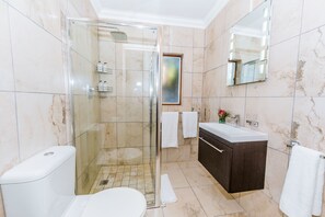 Comfort Cottage, Garden Area | Bathroom | Free toiletries, hair dryer, bathrobes, slippers - Le Petit Chateau (Cape Town)