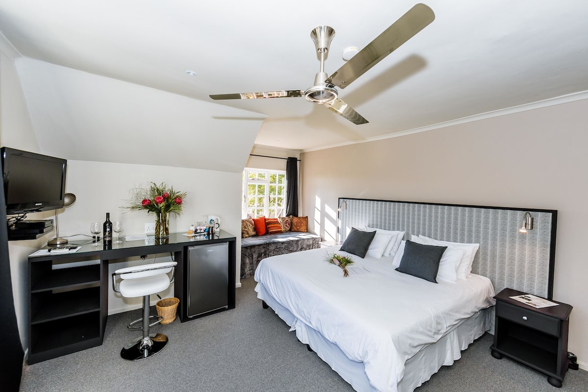 Executive kamer, 1 twee- of 2 eenpersoonsbedden | Luxe beddengoed, een minibar, een kluis op de kamer, een bureau