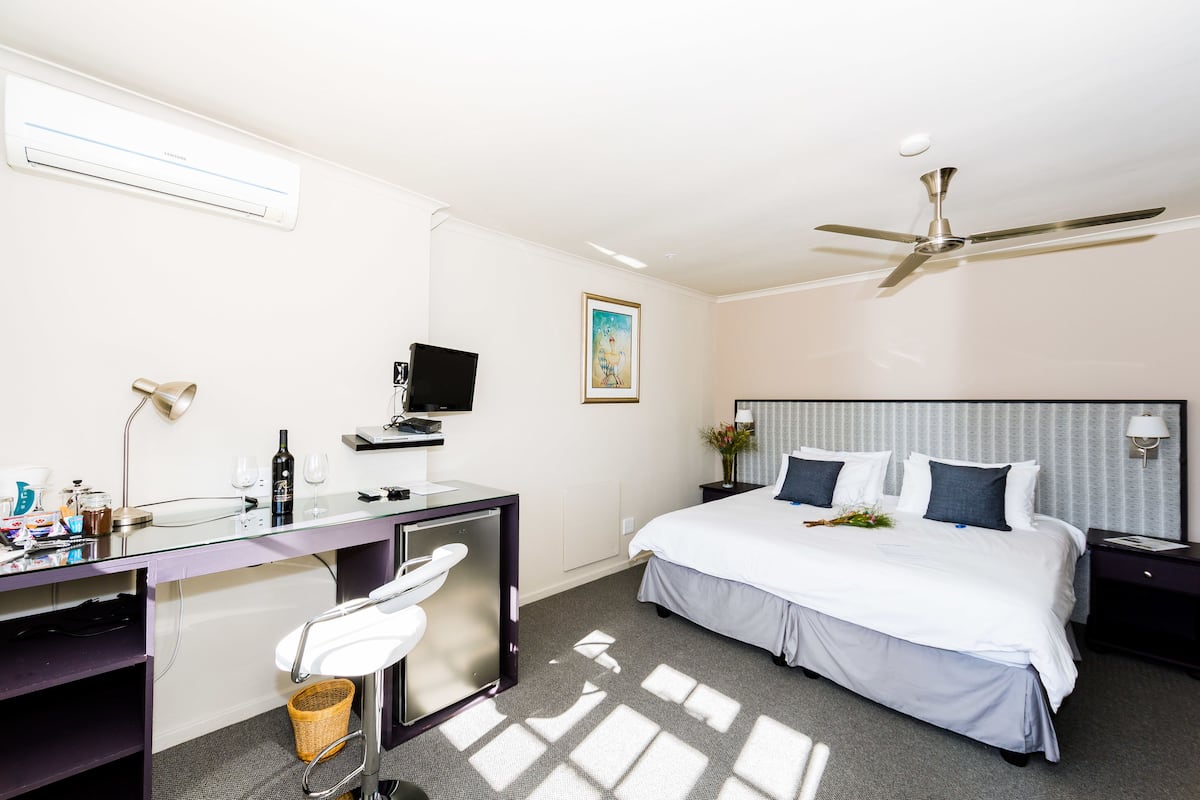 Superior suite | Luxe beddengoed, een minibar, een kluis op de kamer, een bureau