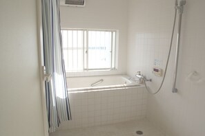 Separate bathtub and shower, deep-soaking bathtub, free toiletries - Guest House Lohas Home (Akashi)