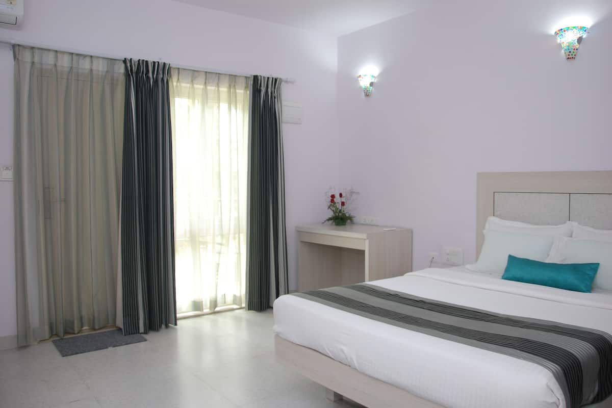 Chambre Deluxe | Coffres-forts dans les chambres, bureau, lits pliants/supplémentaires