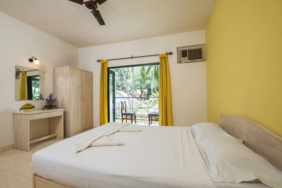 Standard Room, 1 Bedroom, Smoking, Private Bathroom | In-room safe, desk, rollaway beds (surcharge), WiFi (free)