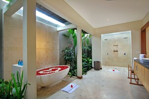 Villa, 3 Schlafzimmer, eigener Pool | Badezimmer | Badewanne und Dusche (separat), kostenlose Toilettenartikel