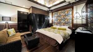 A modern hotel room with a large bed, a sofa, a desk, and a ceiling with a floral design. - HOTEL Salle De Bain - Adults Only (Osaka)