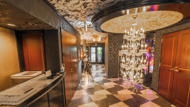 A hotel lobby with a check-in counter, a chandelier, and a check-in desk. - HOTEL Salle De Bain - Adults Only (Osaka)