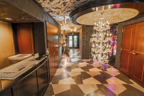 A hotel lobby with a check-in counter, a chandelier, and a check-in desk. - HOTEL Salle De Bain - Adults Only (Osaka)