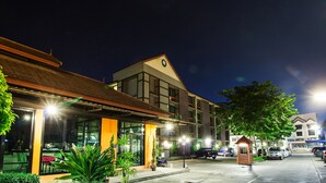 A modern building with large windows and a flat roof. - B2 Chiang Rai Boutique & Budget Hotel (Chiang Rai)