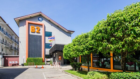 A building with a sign reading "B2" and Thai flags.
