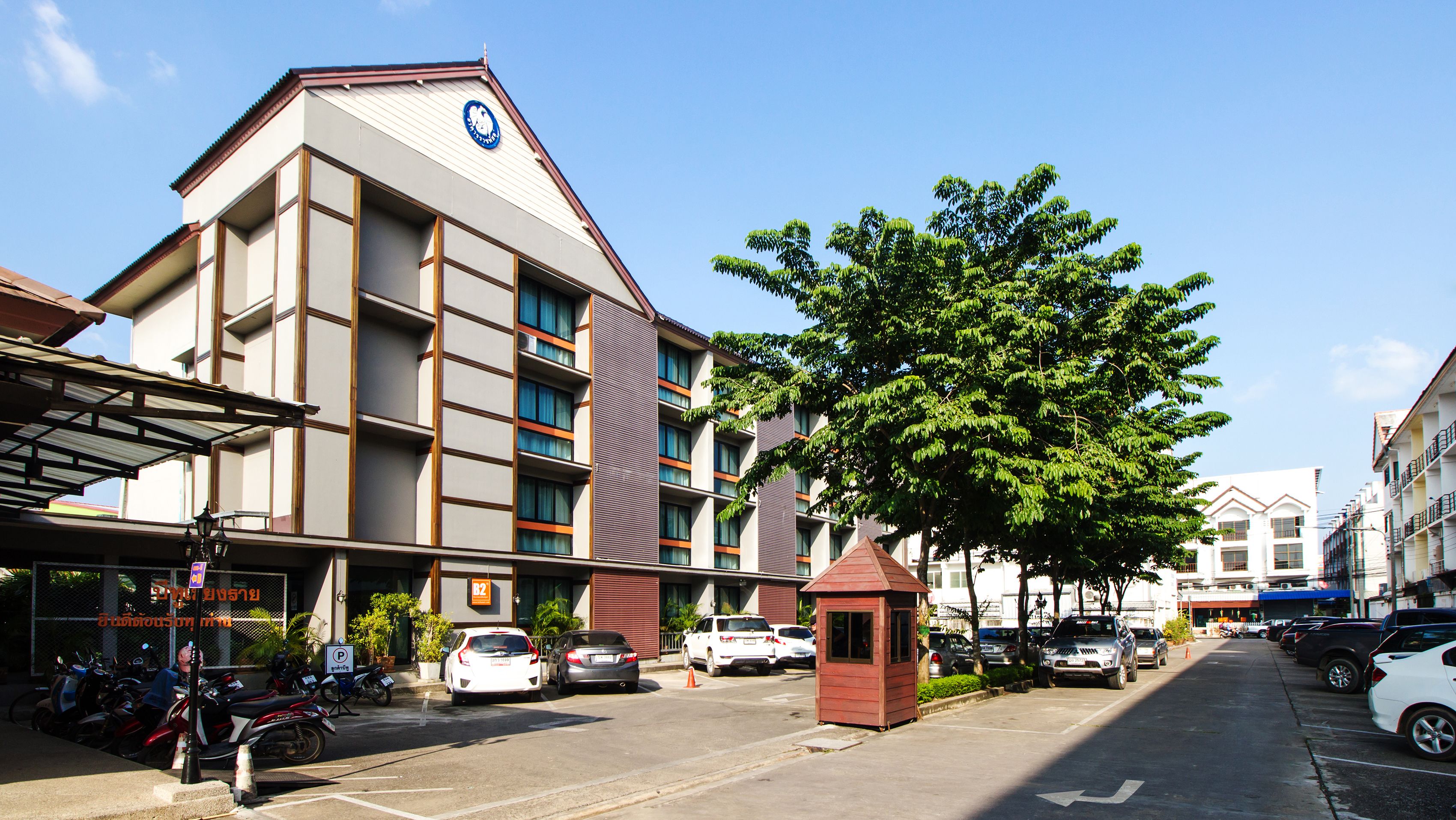 Ein mehrstöckiges Hotel mit modernem Design, das ein gut sichtbares Logo an der Fassade zeigt.