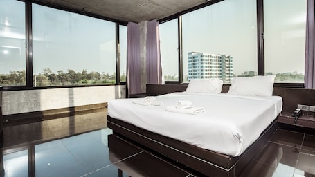 Superior Premier | Blackout drapes, free WiFi, bed sheets