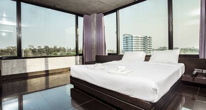 B2 Black Business & Budget Hotel