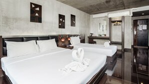 Une chambre d’hôtel avec deux lits, une salle de bain et un miroir.