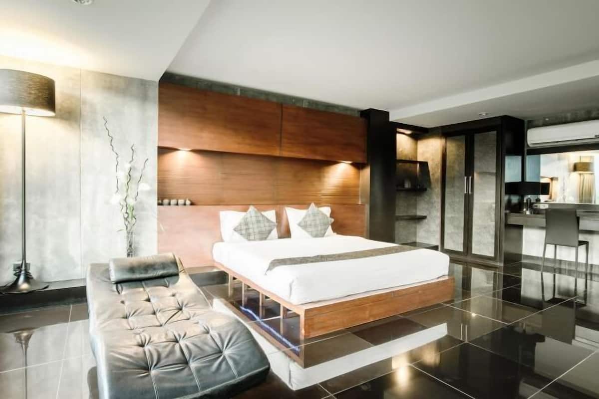 Blackout curtains, free WiFi, bed sheets