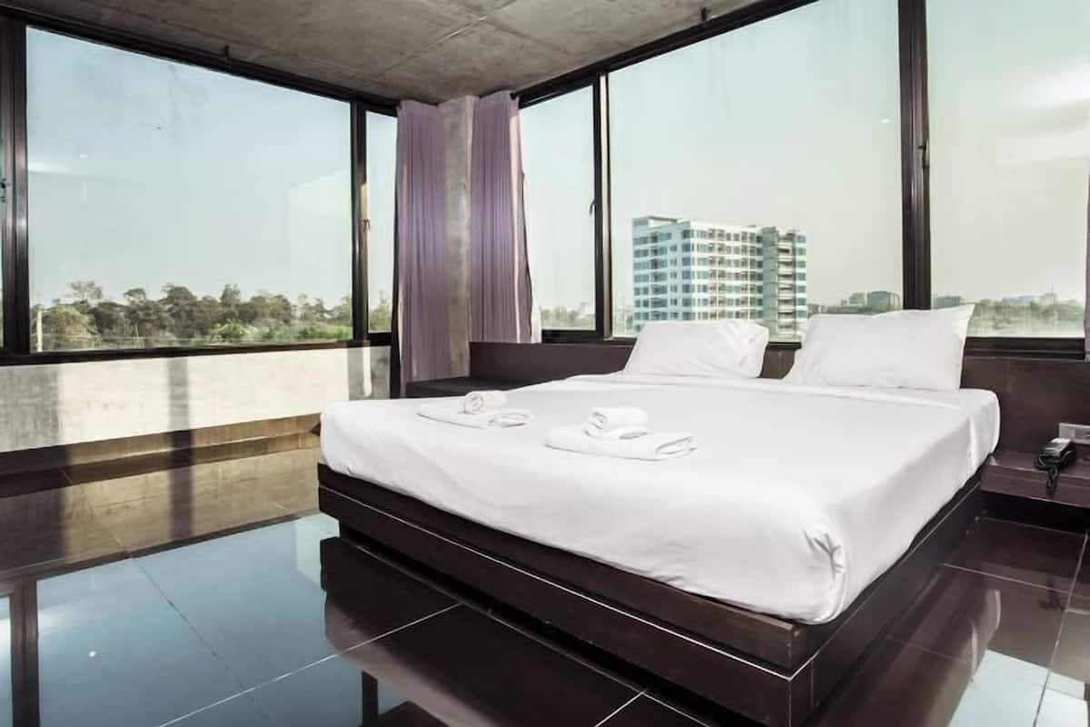 Blackout curtains, free WiFi, bed sheets
