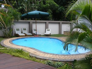 Piscina externa, espreguiçadeiras