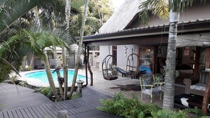 Piscina externa, espreguiçadeiras
