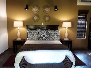 Roupas de cama premium, edredons de pluma, camas Tempur-Pedic, frigobar