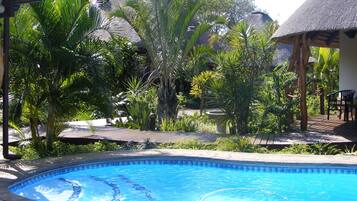 Hồ bơi ngoài trời, ghế dài tắm nắng