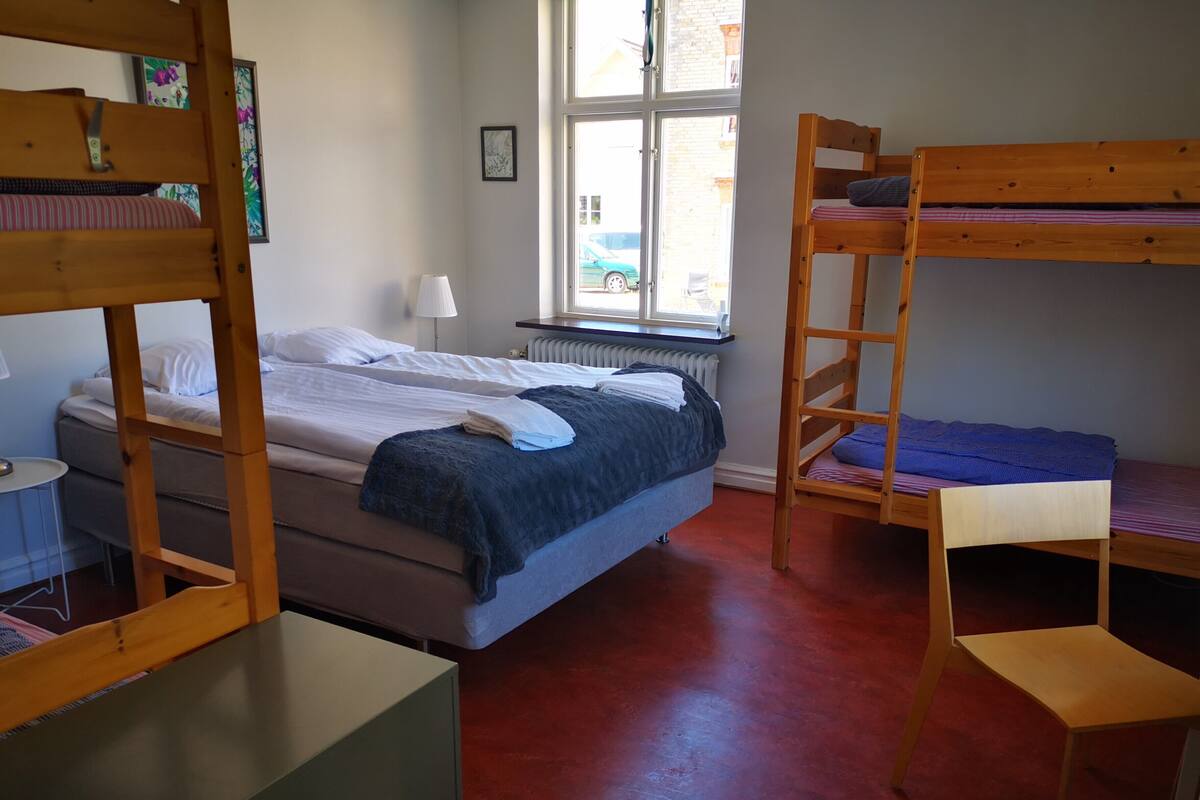 Family Room | Iron/ironing board, free WiFi