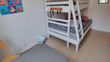 Quarto triplo básico | 1 quarto, ferros/tábuas de passar roupa, Wi-Fi de cortesia