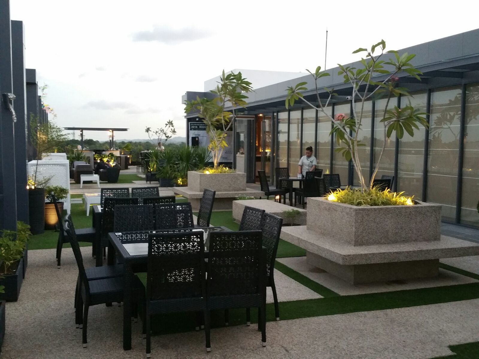 2 restaurants, lunch, dinner served; international cuisine