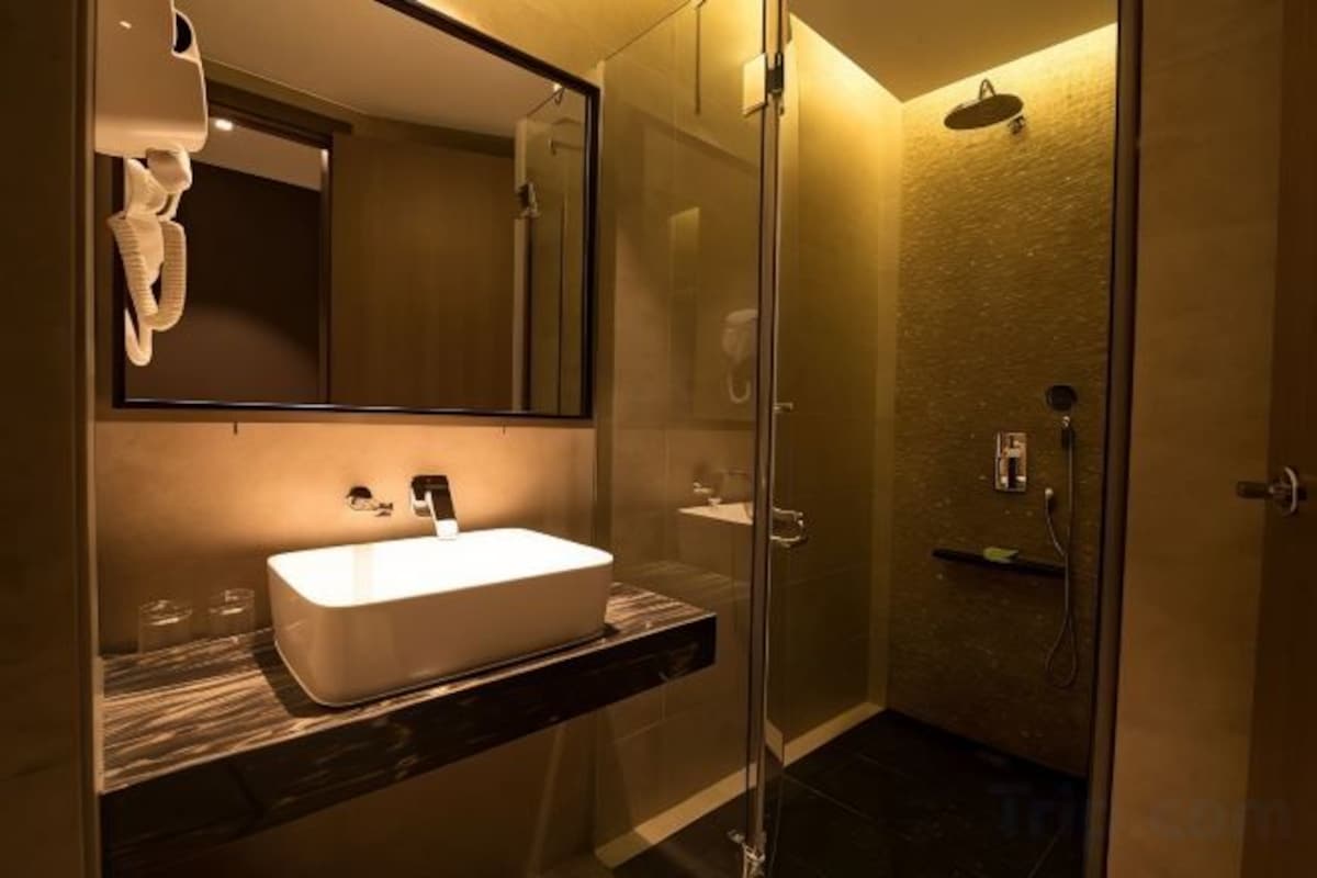 Bathroom | Free toiletries, slippers, towels