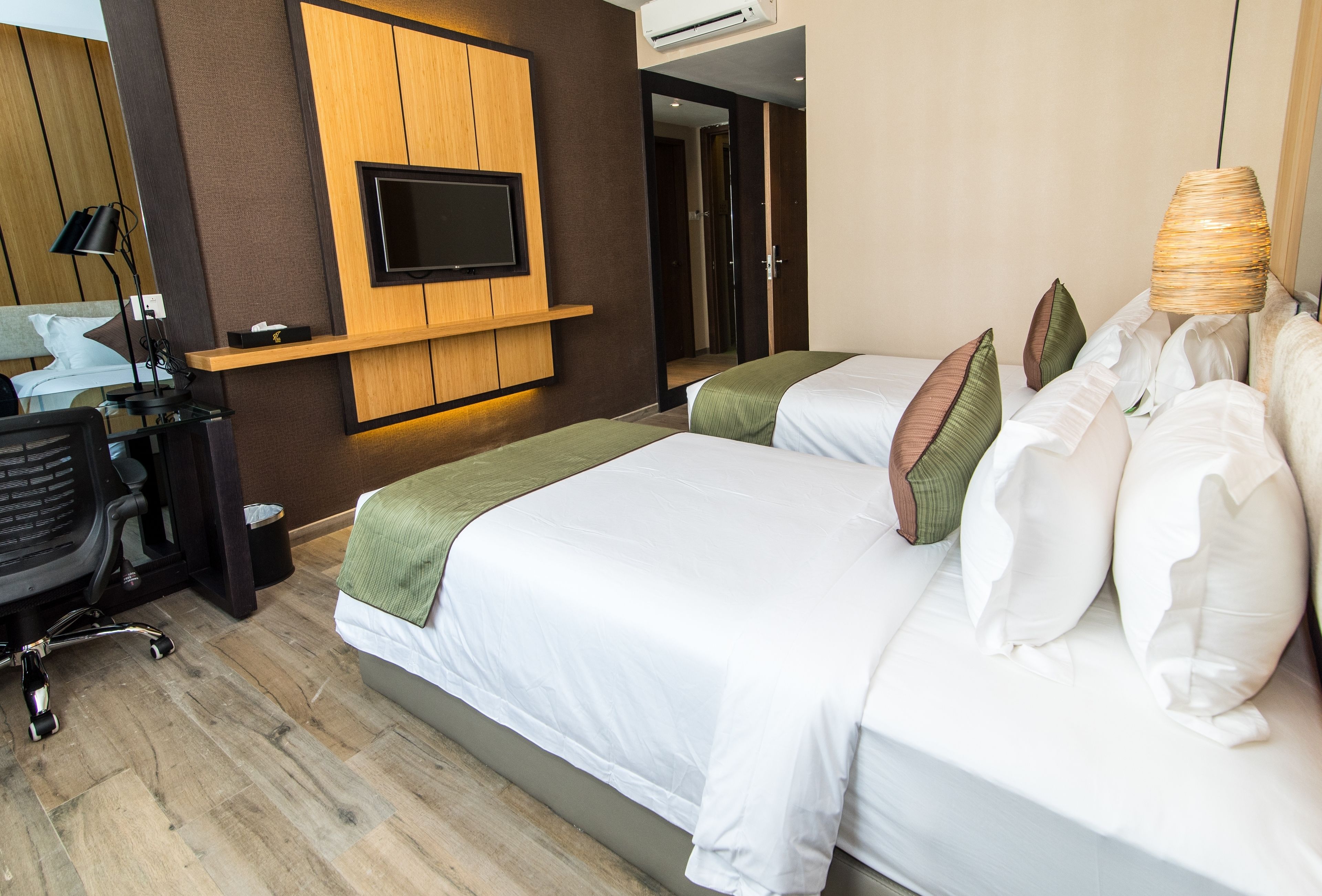 standard twin room (room only) | in-room safe, desk, iron/ironing board, rollaway beds